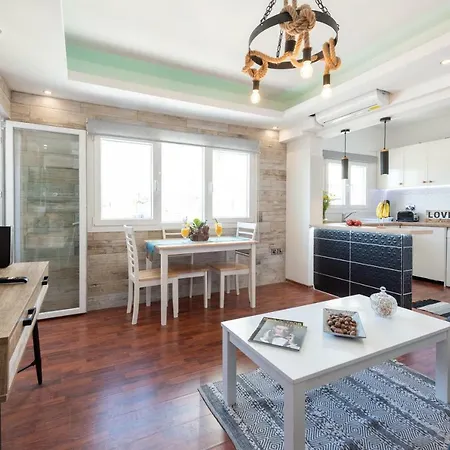 Hawaii Beachfront City Center Apartment *
